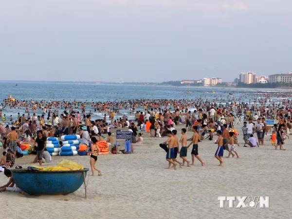 Người dân đổ xô ra biển tắm, hóng mát tại bãi biển Mỹ Khê của thành phố Đà Nẵng. (Ảnh: Trần Lê Lâm/TTXVN)