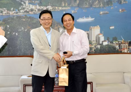 Đồng chí Đặng Huy Hậu, Phó Chủ tịch UBND tỉnh chụp ảnh lưu niệm cùng đoàn