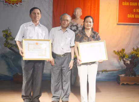 Giáo sư Tô Ngọc Thanh, Chủ tịch Hội VNDG Việt Nam, tặng bằng khen cho các tập thể, cá nhân có thành tích xuất sắc