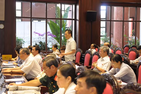 Đại biểu Trần Văn Minh, Phó Trưởng ban Dân nguyện của Quốc hội phát biểu.