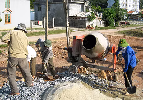 Công nhân Công ty CP Đầu tư xây lắp điện Hải Phòng thi công công trình đưa điện lưới ra xã đảo Minh Châu (Vân Đồn).