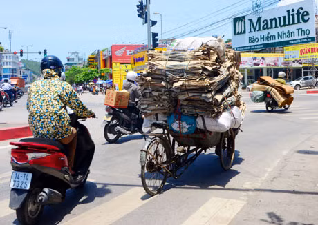 Ảnh chụp lúc khoảng 11h ngày 24-5 tại Ngã tư Loong Toòng (TP Hạ Long). 