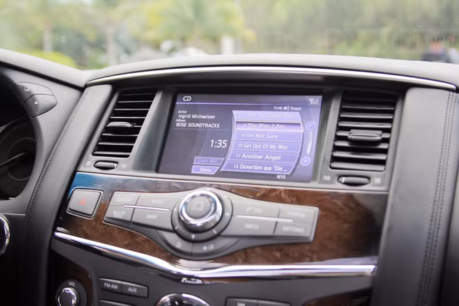 Màn hình cảm ứng 8 inch WVGA, hệ thống âm thanh13 loa Bose, kết nối bluetooth, MP3, Radio Data System (RDS) và hệ thống điều khiển âm lượng cảm ứng theo tốc độ.