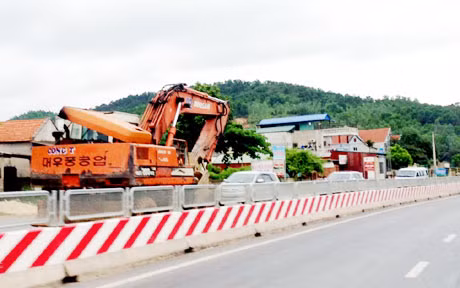 Máy xúc ngang nhiên đi ngược chiều trên QL 18, đoạn Đại Yên, TP Hạ Long lúc 16h00 ngày 27-5-2014.