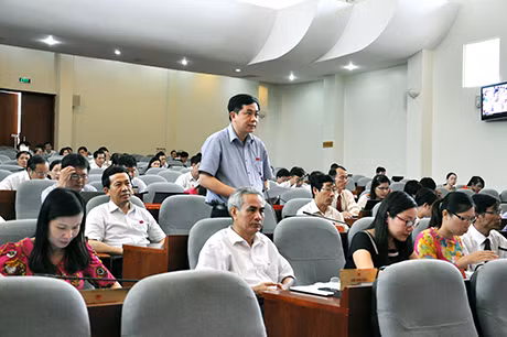 Đại biểu Mai Vũ Tuấn (Tổ Đại biểu Uông Bí) phát biểu tại phiên họp