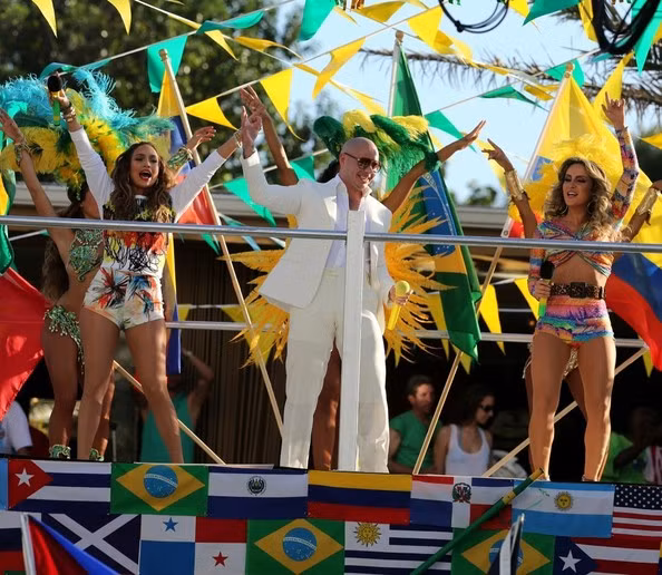 3 nghệ sĩ: Jennifer Lopez, rapper Pitbull và Claudia Leittle