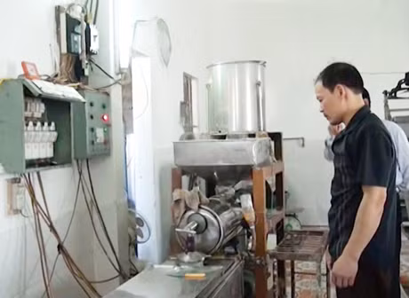 Anh Sự bên máy làm bún của gia đình.