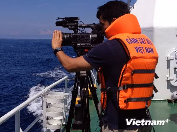 Phóng viên Mine của Đài truyền hình Fuji tác nghiệp tại Hoàng Sa. (Ảnh: Sơn Bách/Vietnam+)