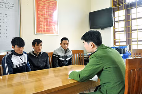 3 đối tượng đang khai báo trước cơ quan CSĐT Công an TP Uông Bí tháng 12-2013.