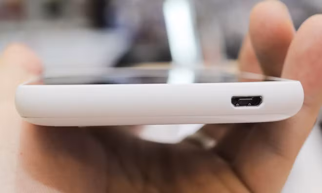 Cổng microUSB ở phía dưới đế máy.