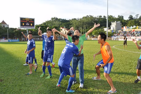 Niềm vui của thầy trò HLV Đinh Cao Nghĩa khi vượt qua Cần Thơ với tỷ số 3-0 ngay trên SVĐ Cửa Ông để lần đầu tiên có mặt tại V-League - 2014 (ảnh chụp ngày 6 tháng 7 năm 2013).