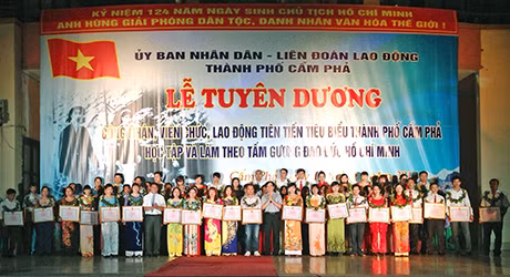 UBND TP Cẩm Phả khen thưởng 59 CNVC-LĐ tiêu biểu xuất sắc năm 2013.