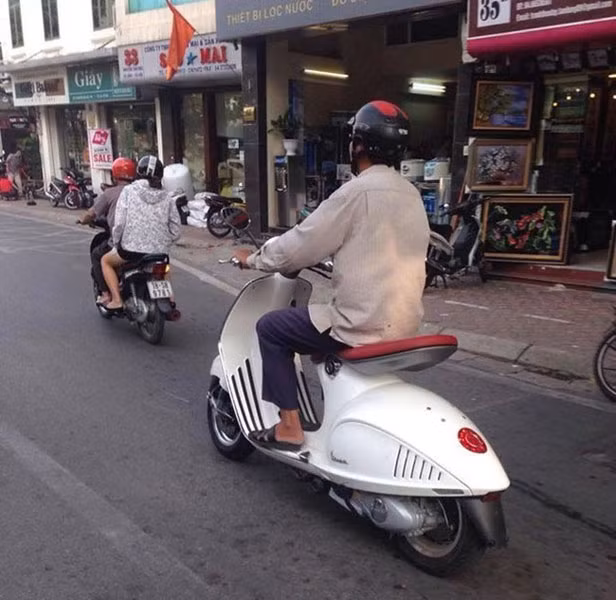 ... thì tại Việt Nam, Vespa 946 lại được định hướng một phong cách thời trang riêng.