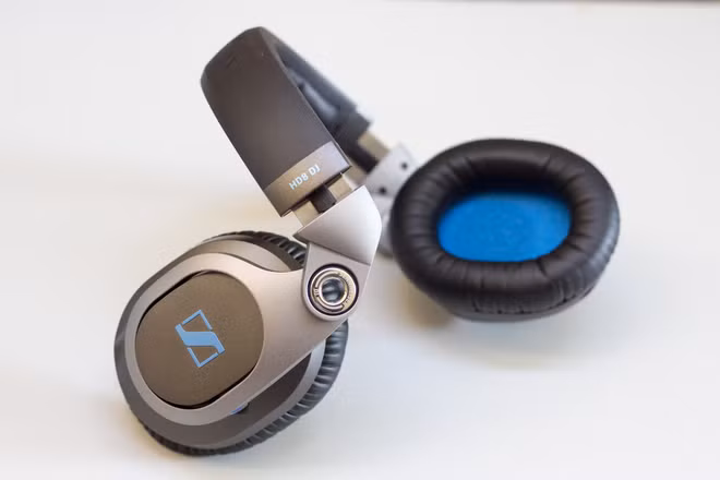 Theo Sennheiser, HD8 DJ có tần số đáp ứng 8 Hz - 30 kHz, trở kháng 95 Ohm, độ nhạy SPL 115 dB (1 kHz/1 Vrms). Bass mạnh mẽ, uy lực là đặc trưng của Sennheiser và với HD8, tai nghe còn cho âm thanh trong, rõ ràng và giàu chi tiết.