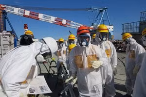 Đo chỉ số phóng xạ cao tại nhà máy điện Fukushima, Nhật Bản. (Nguồn: AFP/TTXVN)