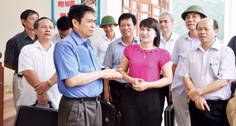 Trong chuyến công tác đi kiểm tra, chỉ đạo xây dựng Đề án “Nâng cao năng lực lãnh đạo, sức chiến đấu và đổi mới phương thức lãnh đạo của Đảng; tinh giản bộ máy, biên chế” tại huyện Vân Đồn ngày 17-5, đồng chí Phạm Minh Chính, Bí thư Tỉnh uỷ đã tới thăm Trường PTCS Bản Sen (xã Bản Sen). Ảnh: Minh Thu