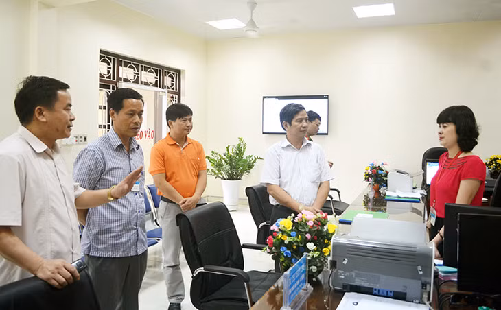 Lãnh đạo Sở TT&TT, Ban Chính quyền điện tử tỉnh kiểm tra tình hình triển khai Dịch vụ công trực tuyến mức độ 3 tại phường Cẩm Thạch, TP Cẩm Phả. Ảnh: Nguyễn Hoa