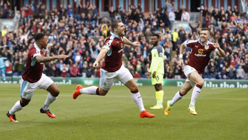 Sam Vokes ăn mừng bàn mở tỷ số cho Burnley. Ảnh: Reuters.