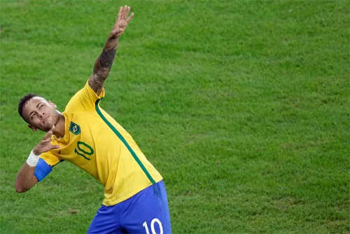Neymar làm động tác chia vui giống Usain Bolt sau bàn mở tỷ số. Ảnh: Reuters
