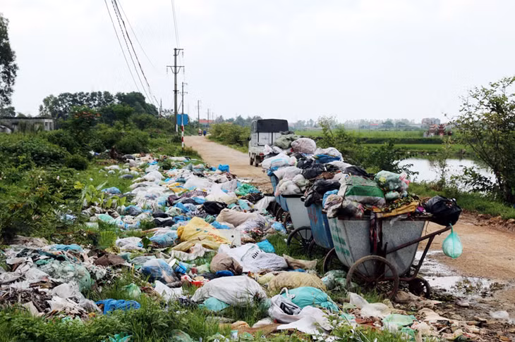 Điểm tập kết rác gây ô nhiễm môi trường tại thôn Xóm Đông (xã Liên Vị, TX Quảng Yên).