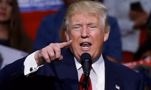 Ông Trump kêu gọi điều tra đặc biệt với quỹ Clinton. Ảnh: Reuters.