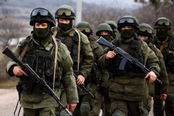 Binh lính Nga tuần tra bên ngoài căn cứ quân sự của Ukraine tại Crimea. (Nguồn: Reuters)