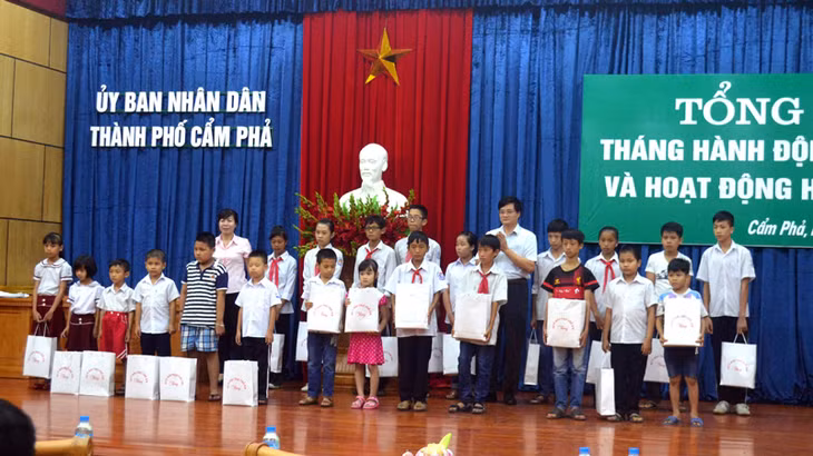 Lãnh đạo TP Cẩm Phả tặng quà cho các em có hoàn cảnh đặc biệt khó khăn.