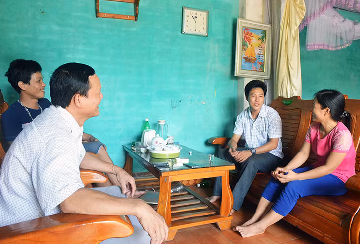 Đồng chí Lý Văn Ba, Phó Bí thư Thường trực Đảng uỷ xã Bằng Cả (ngoài cùng bên trái) thăm hỏi, nắm bắt tâm tư, nguyện vọng của người dân.