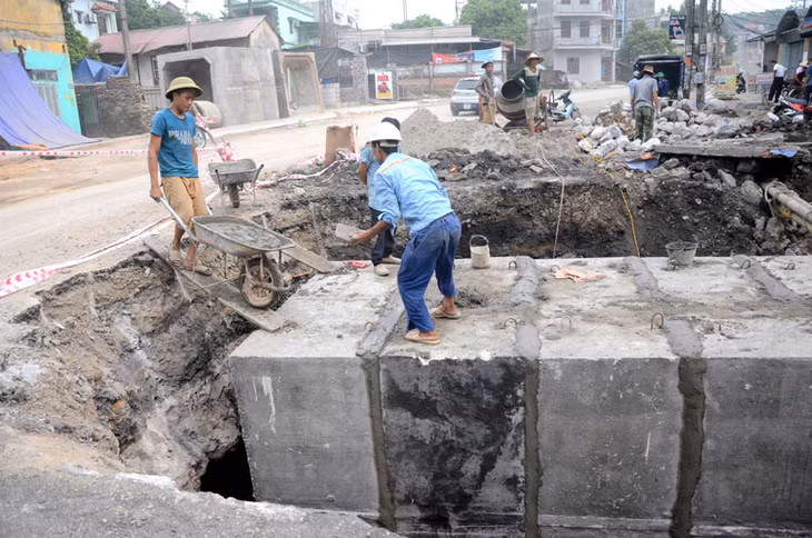 Nhà thầu đang thi công hệ thống cống hộp qua đường tại gói thầu số 2 của dự án nâng cấp, cải tạo tỉnh lộ 336 (giai đoạn 2).