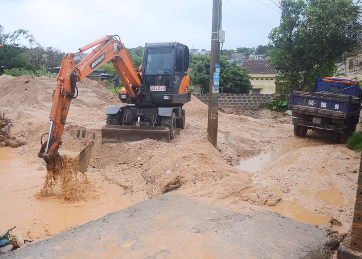 Huy động máy xúc nạo vét khơi thông dòng chảy tại hệ thống cống thoát nước tổ 29 khu 3