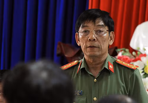 Đại tá Nguyễn Viết Lợi, Giám đốc Công an tỉnh Quảng Nam trả lời tại buổi họp báo. Ảnh: Nguyễn Đông.