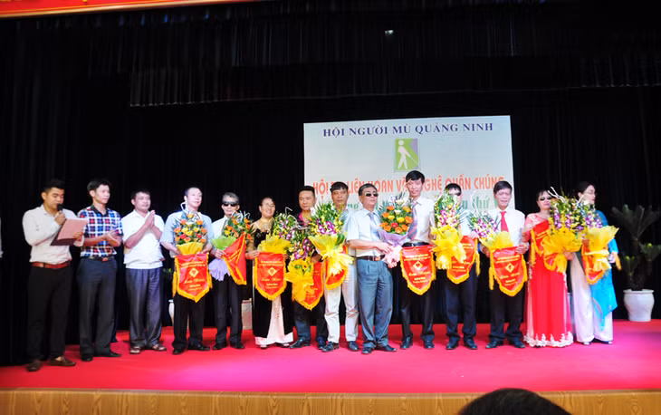 Ban Tổ chức Liên hoan tặng hoa và cờ lưu niệm cho các đoàn tham dự.