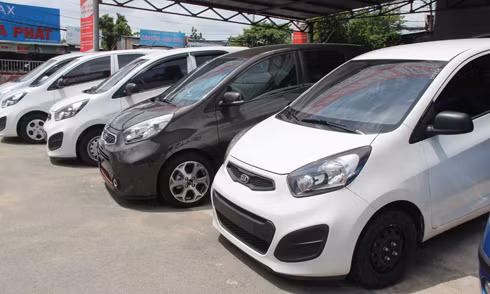 Ôtô Van bày bán tại một đại lý xe cũ trên QL13, quận Bình Thạnh, TP HCM.