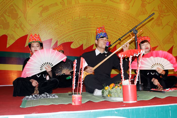 Một tiết mục văn nghệ trong Liên hoan văn nghệ dân gian do huyện Bình Liêu tổ chức.