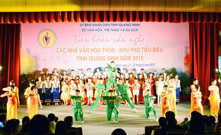 Tiết mục biểu diễn của đoàn phường Quang Hanh (TP Cẩm Phả) tại Liên hoan văn nghệ các nhà văn hoá thôn - khu phố tiêu biểu tỉnh Quảng Ninh 2015.