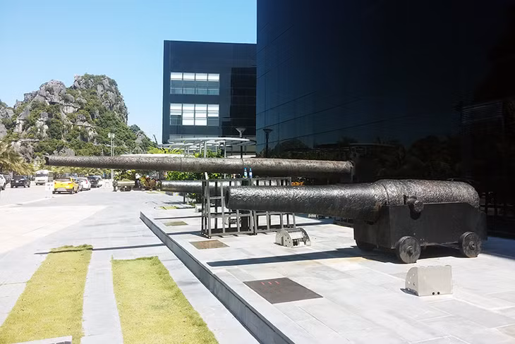 Những khẩu đại pháo do người Pháp bố trí bảo vệ Hòn Gai. Sẽ ý nghĩa hơn nếu chúng được đặt đúng vị trí ban đầu là Cảng than Hòn Gai thay vì đưa về Bảo tàng tỉnh như hiện nay.
