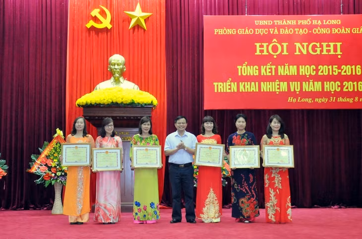 Đồng chí Nguyễn Đức Lâm, Bí Thư Thành ủy, Chủ tịch HĐND TP Hạ Long trao bằng khen cho các tập thể, cá nhân có thành tích xuất sắc trong năm học 2015-2016.