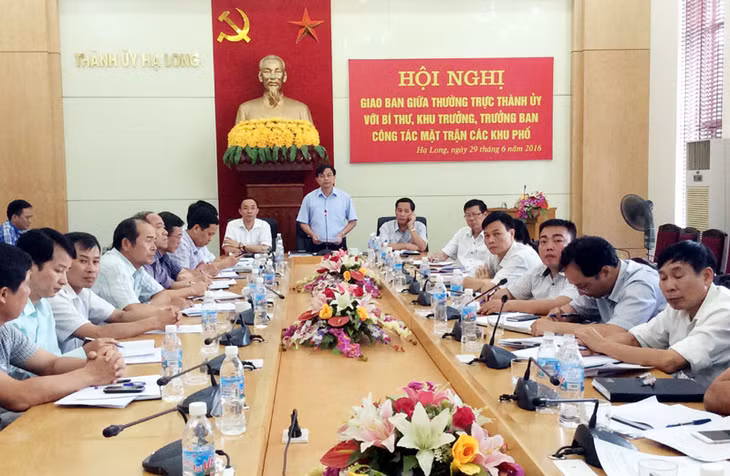 Hội nghị giao ban trực tuyến giữa Thường trực Thành uỷ Hạ Long với đội ngũ bí thư chi bộ, trưởng khu, trưởng ban công tác mặt trận quý II-2016. Ảnh: Vũ Quang Trực (Ban Dân vận Tỉnh ủy)
