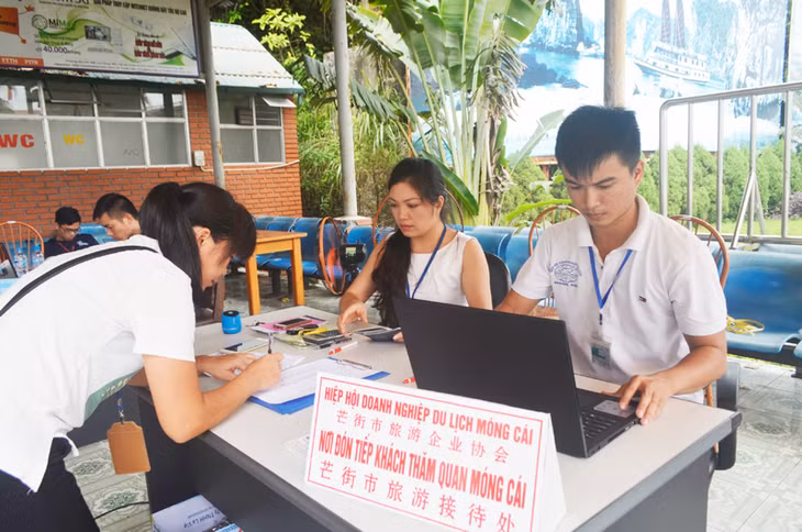 Hoạt động đón khách thông hành trong ngày tại Cửa khẩu Quốc tế Móng Cái của các doanh nghiệp thuộc Hiệp hội du lịch Móng Cái