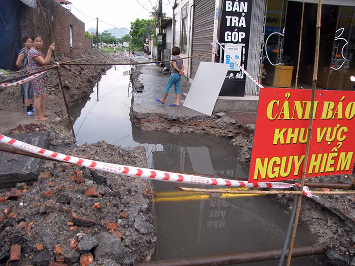 Tuyến mương tiêu thoát nước trên quốc lộ 18.