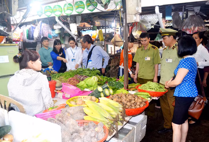 Đoàn kiểm tra liên ngành của TP Cẩm Phả kiểm tra công tác đảm bảo VSATTP tại chợ Trung tâm TP Cẩm Phả.