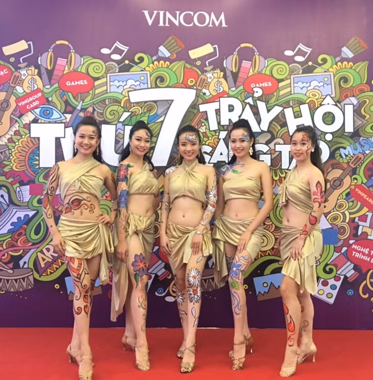 Dàn người mẫu với các ký họa henna mang lại may mắn.JPEG