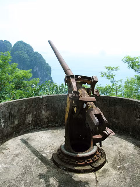 Pháo đài do người Pháp xây dựng trên đảo Hòn Rồng, Vịnh Hạ Long. Ảnh: Trần Minh