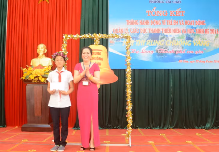 Trưởng ban chỉ đạo hoạt động hè phường Bãi Cháy, bà Lê Thị Hiền trao quà cho học sinh suất sắc giành giải nhất cuộc thi và có thanh tích tốt trong học tập