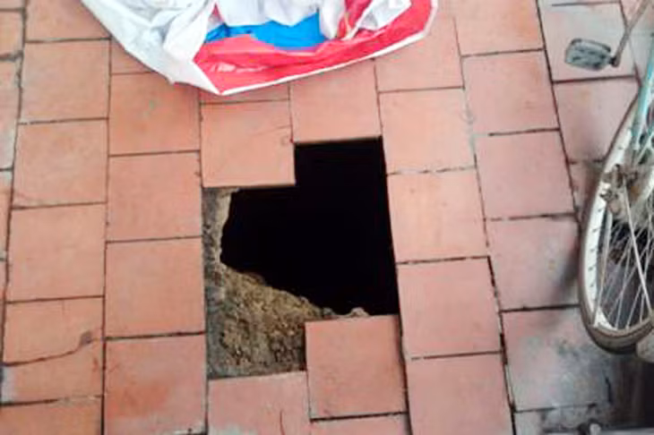 Vị trí sụt lún tại sân nhà bà Vũ Thị Hoa thuộc tổ 9, khu 1, phường Hồng Gai, TP Hạ Long.