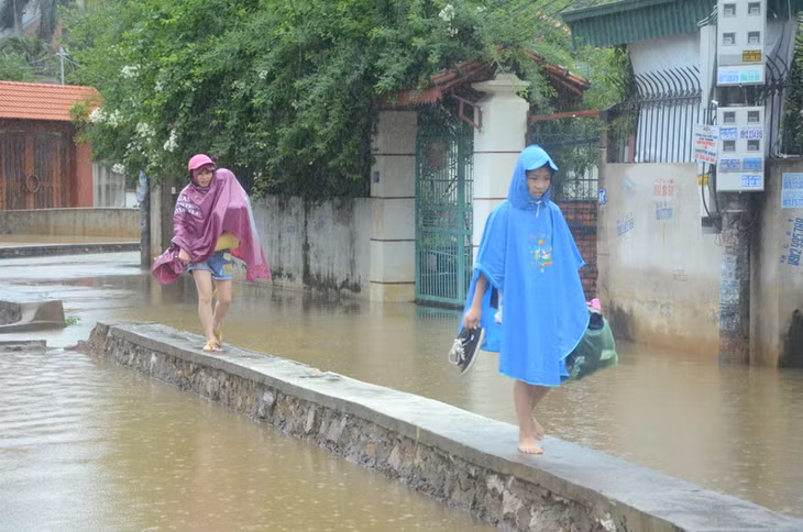 Do ngập úng người dân phải di chuyển cả trên thành cống tại khu vực tổ 18