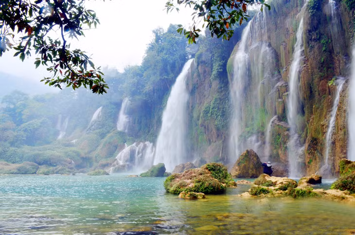 Thác phụ nguồn nước ít hơn, có độ cao hơn thác chính. Nước đổ qua những khe núi tạo thành những bản hoà ca mạnh mẽ, bất tận.