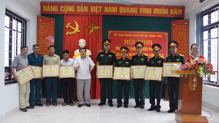 Nhiều tập thể, cá nhân có thành tích xuất sắc trong 20 năm thực hiện Pháp lệnh về lực lượng dự bị động viên được huyện khen thưởng