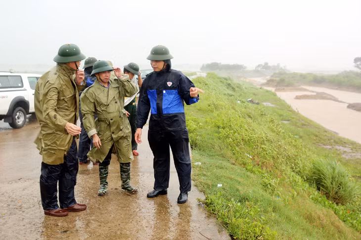 Đồng chí Vũ Văn Diện, Phó Chủ tịch UBND tỉnh kiểm tra đê Đồng Rui, huyện Tiên Yên