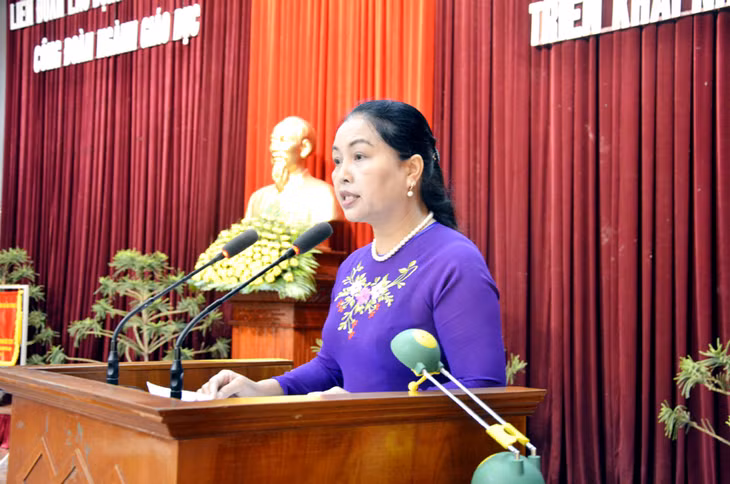 Chủ tịch Công đoàn ngành giáo dục tỉnh báo cáo kết quả công tác công đoàn năm học 2015-2016.